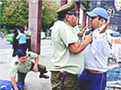 Policia chileno, haciendo lo único que sabe hacer: amenazando con arma de fuego