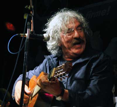 El cantante, compositor y guitarrista uruguayo José Carbajal, más conocido como El Sabalero, falleció el Jueves 21 de Octubre a los 66 años, al parecer de un fallo cardíaco.
