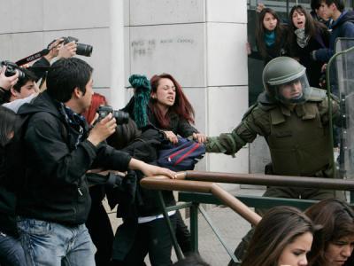 Policía chilena reprime con dureza masiva manifestación estudiantil
