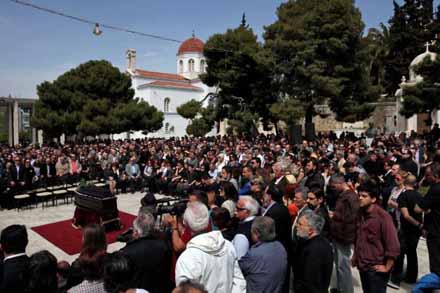 Crisis capitalista en Grecia (II)  Nos tomaremos las calles... advierten en el funeral del jubilado griego que se suicidó